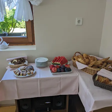 Gruendner Vendeghaz שיופוק