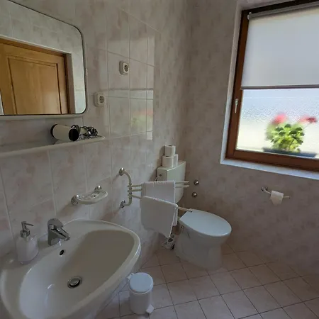 Gruendner Vendeghaz Bed & Breakfast 4*