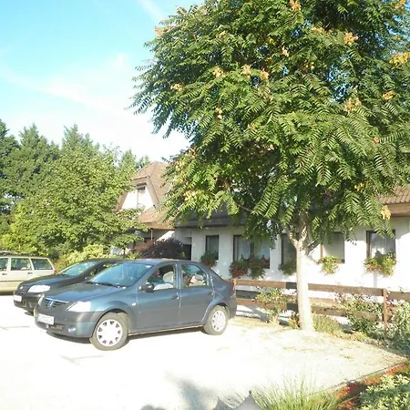 Grundner Vendeghaz Bed & Breakfast 4*